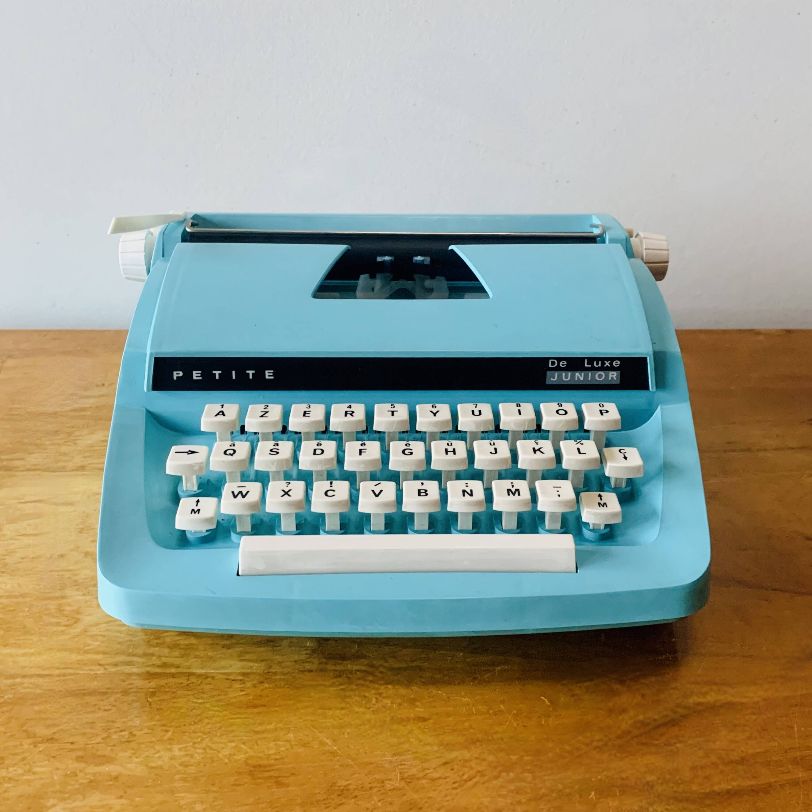 Vintage typewriter for children: Petite Junior De Luxe - in its carrying case