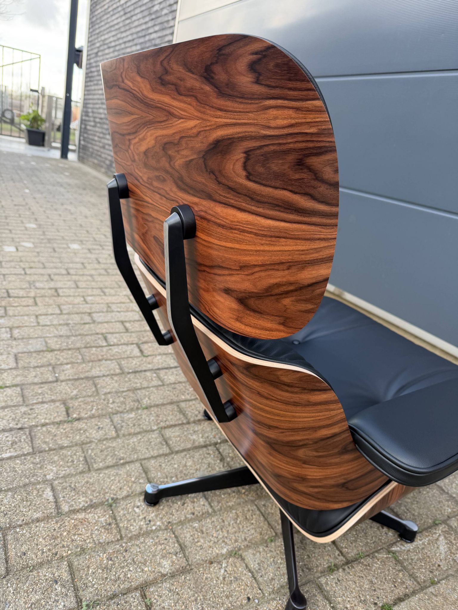 Vitra Eames Lounge chair XL + Ottoman, Zwart leder & Santos Palissander