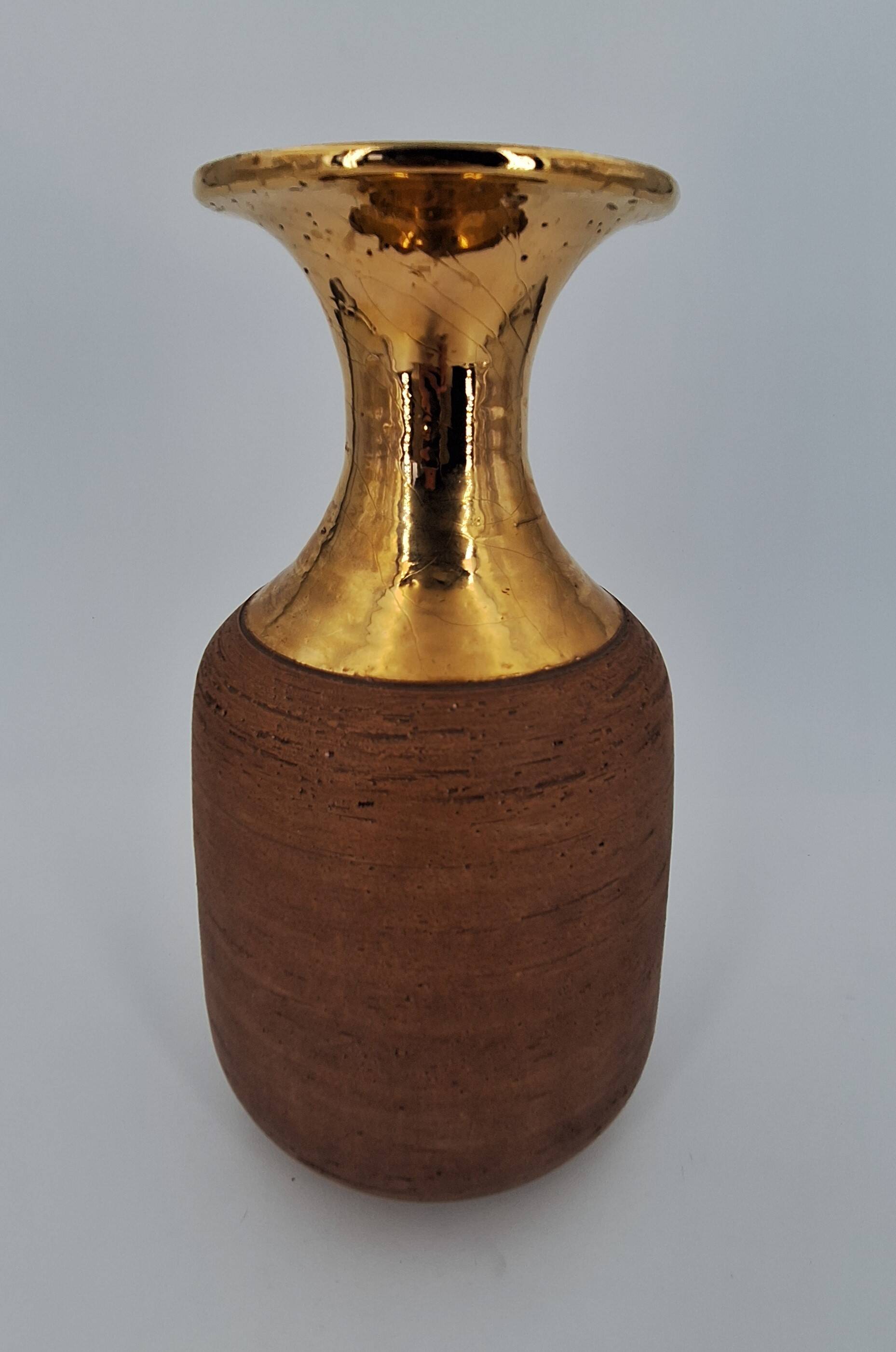 Vase in raw chamotte sandstone enameled with gold, Italy, Bitossi for Raymor, circa 1960/1970