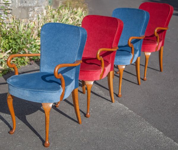 Salon anglais 4 fauteuils et une table basse Queen Anne fauteuils tissu bleu et rouge