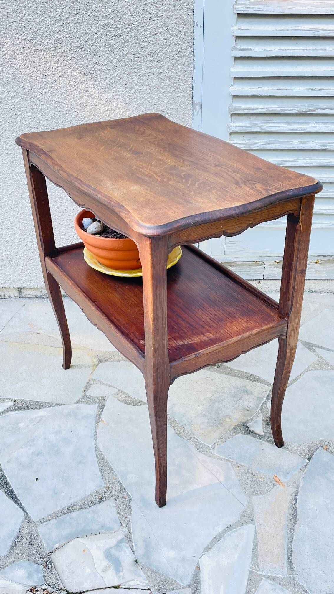 Dessert vintage shelf with curved legs