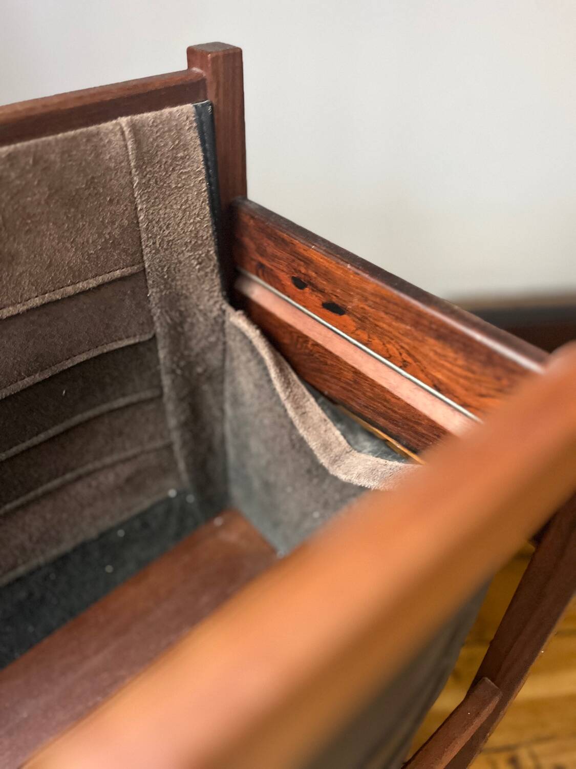 Porte revues scandinave en palissandre de Rio et cuir