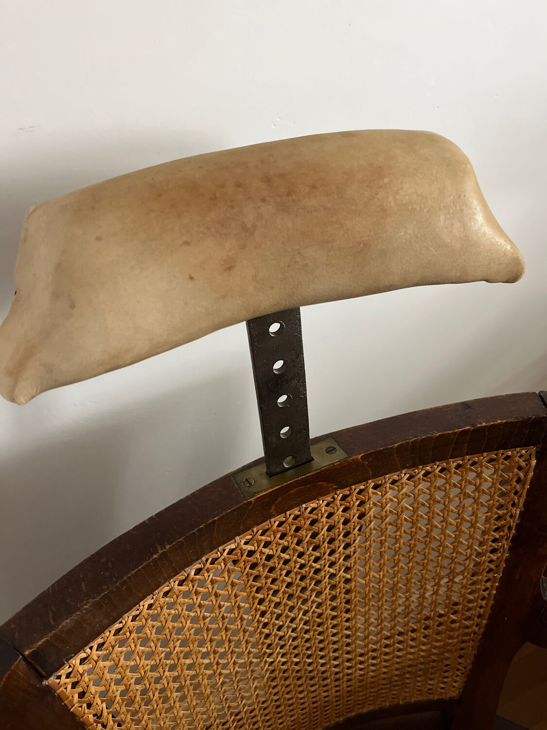 Ancien fauteuil de barbier / coiffeur en cannage