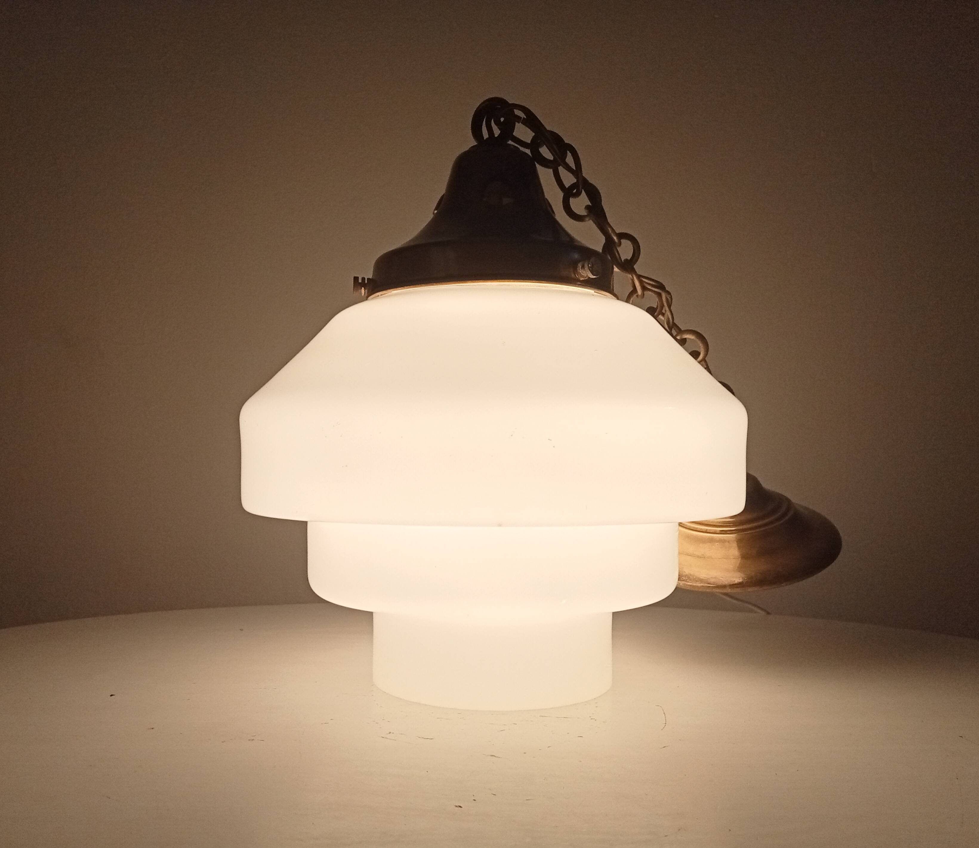 Art Deco "Skyscraper" suspension from the 1930s in opaline and brass.