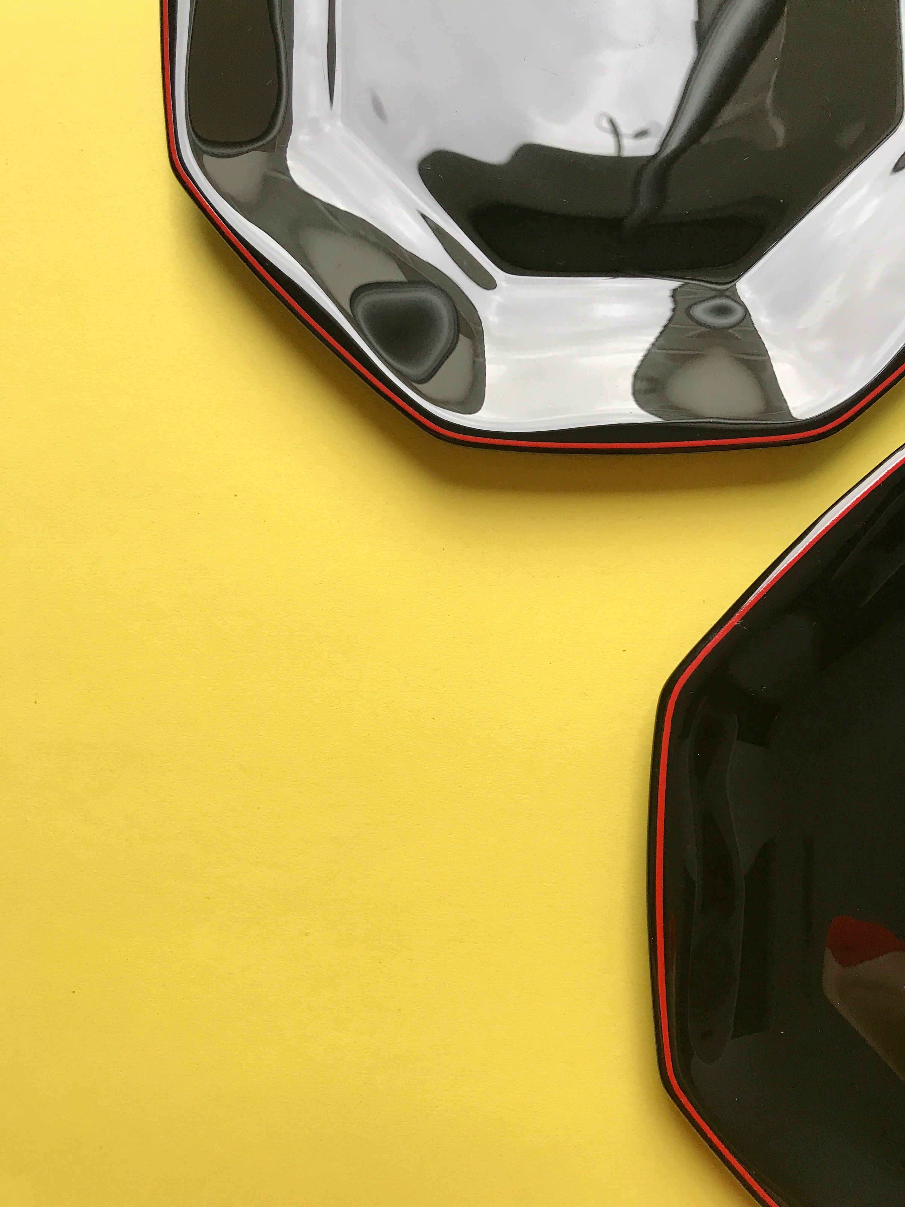 Lot of 12 black and red plates 80s of the style arcoroc collection octime