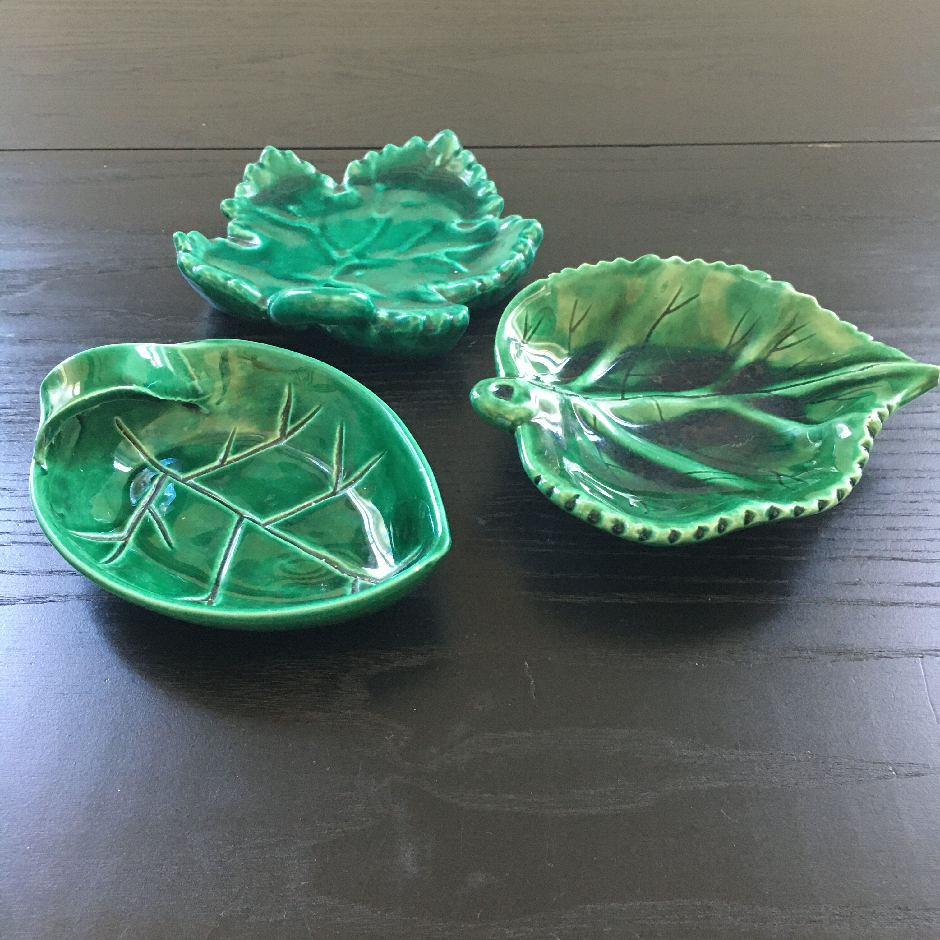 Collection of 3 leaf-shaped trays.