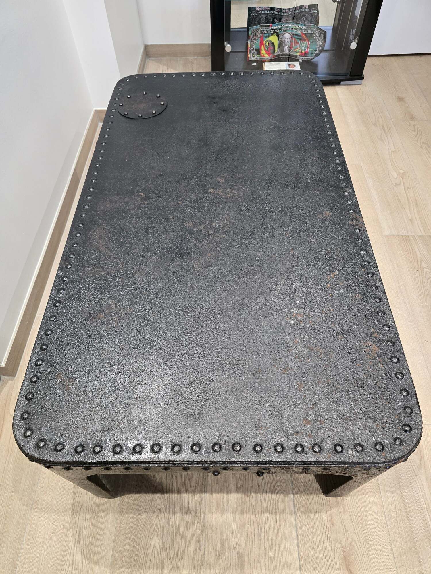 Industrial coffee table in riveted metal from around 1920 – black patina – 145 × 80 cm