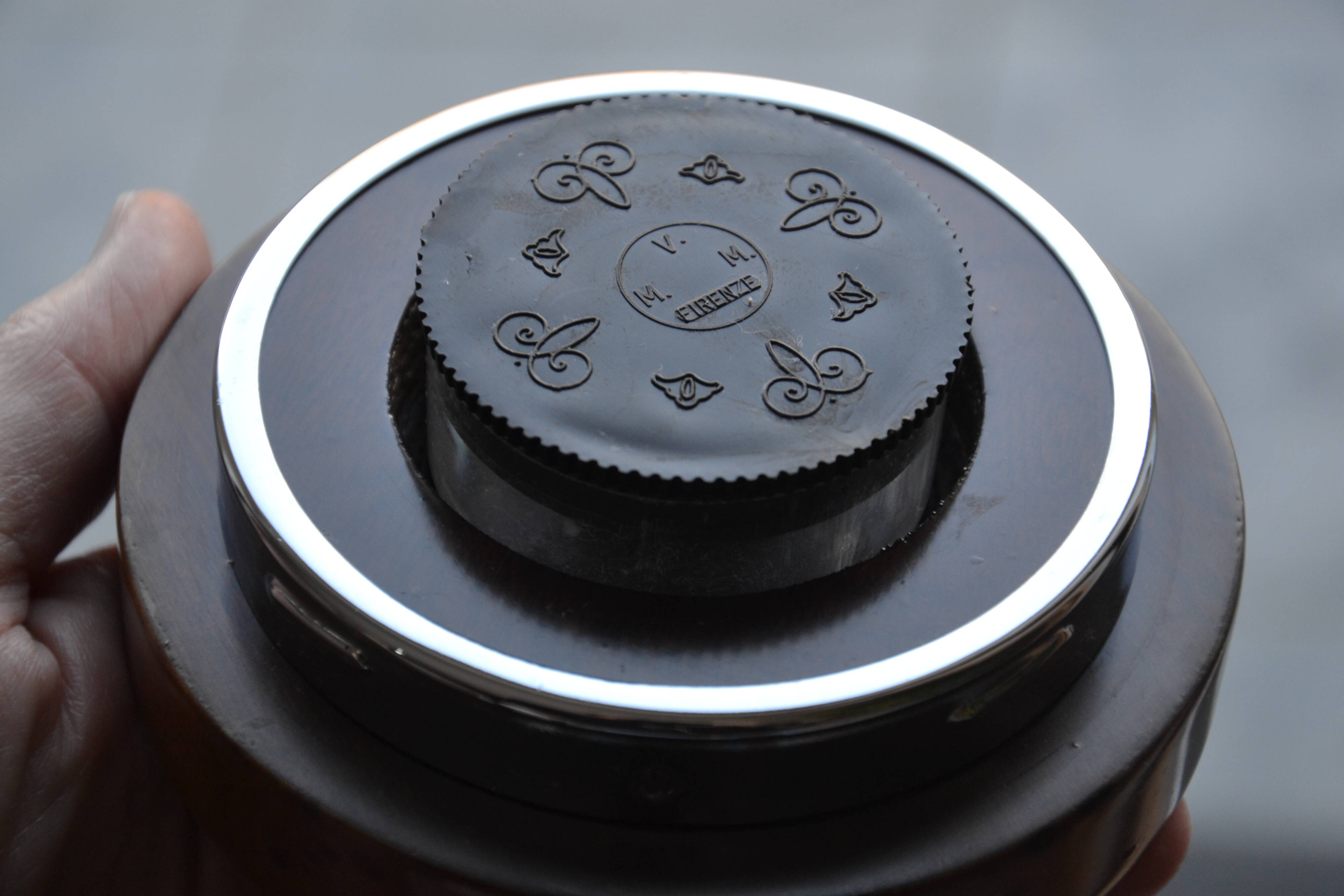 Boîte, pot à tabac en ronce de noyer