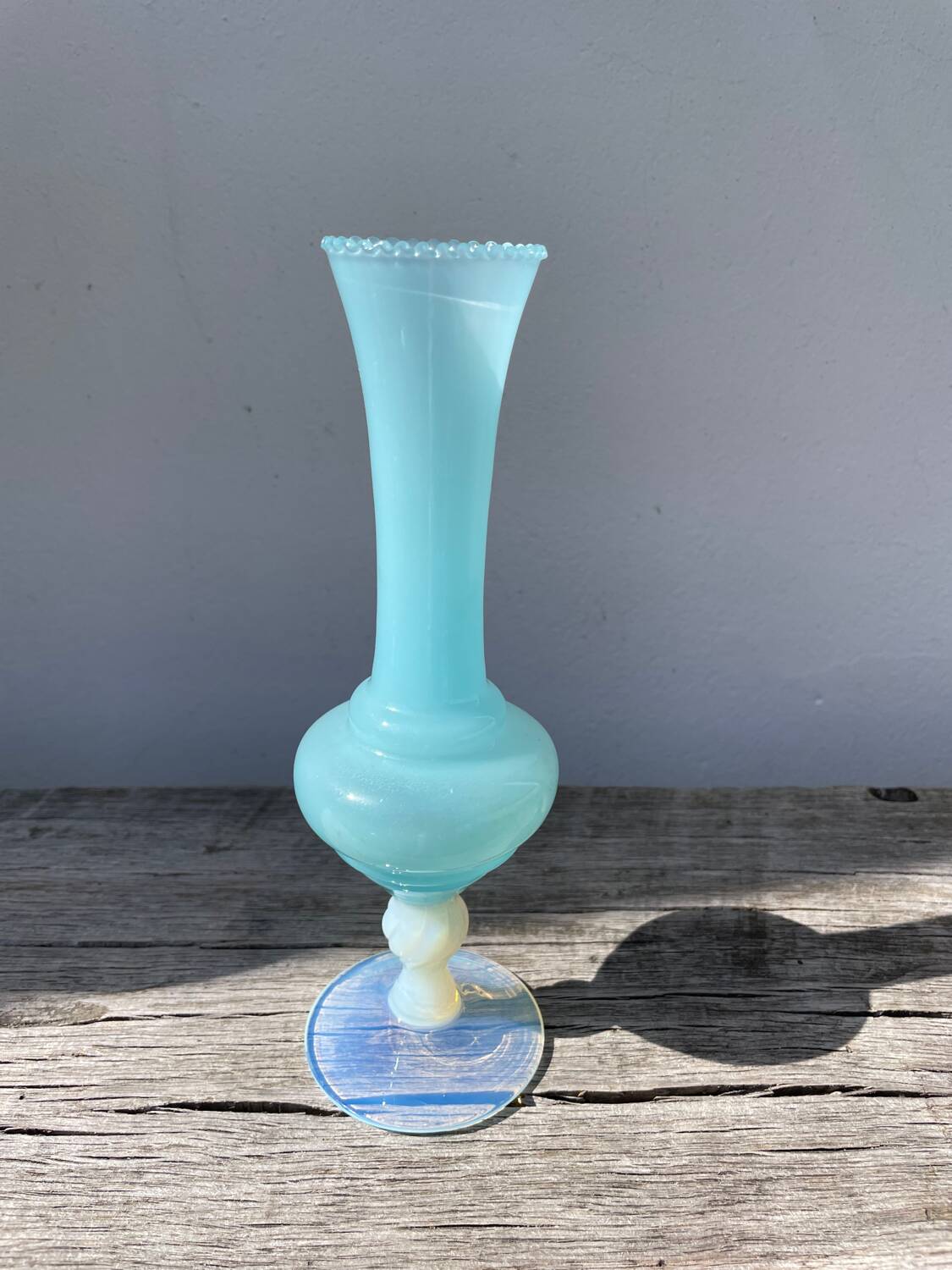 Vase romantique en opaline bleu
