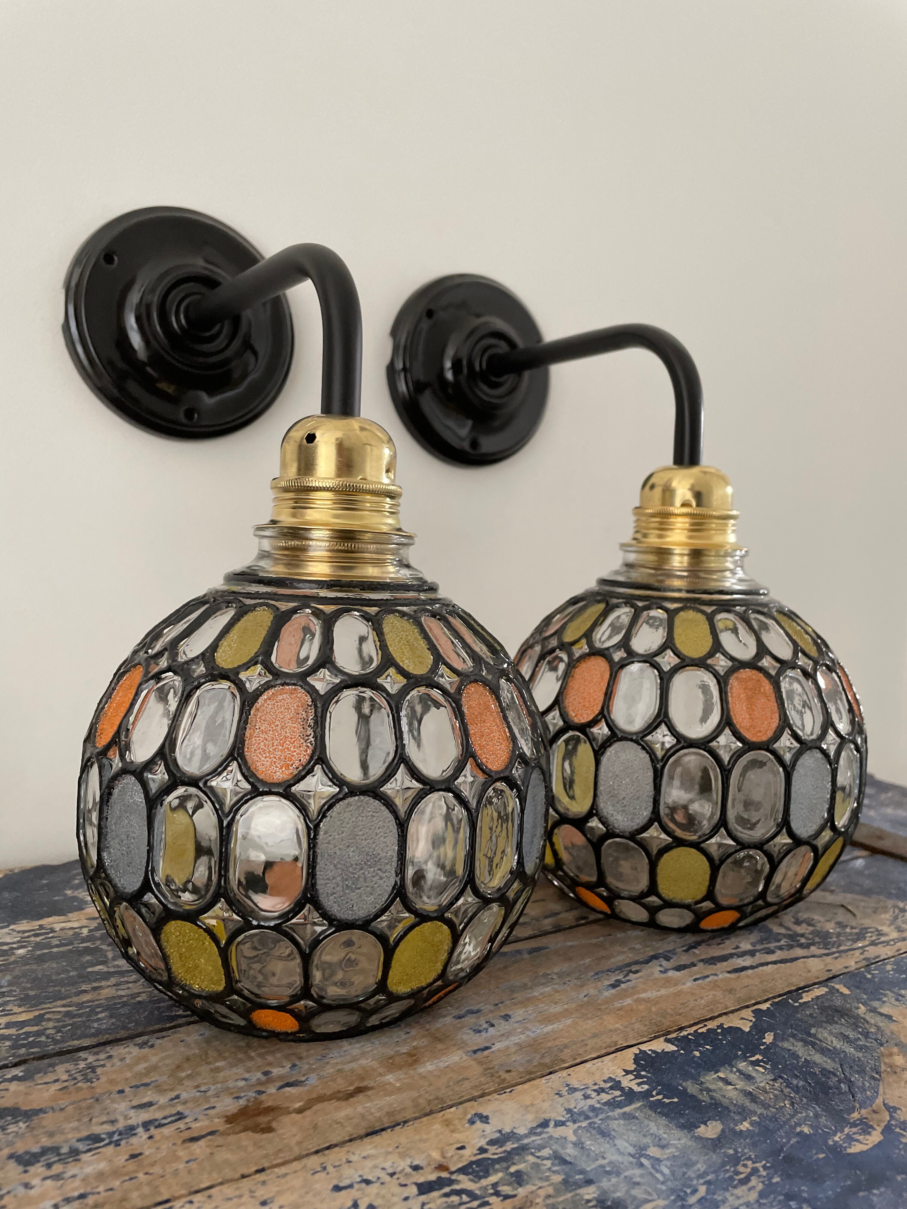 Paire d’appliques vintage en verre ciselé électrifiées à neuf