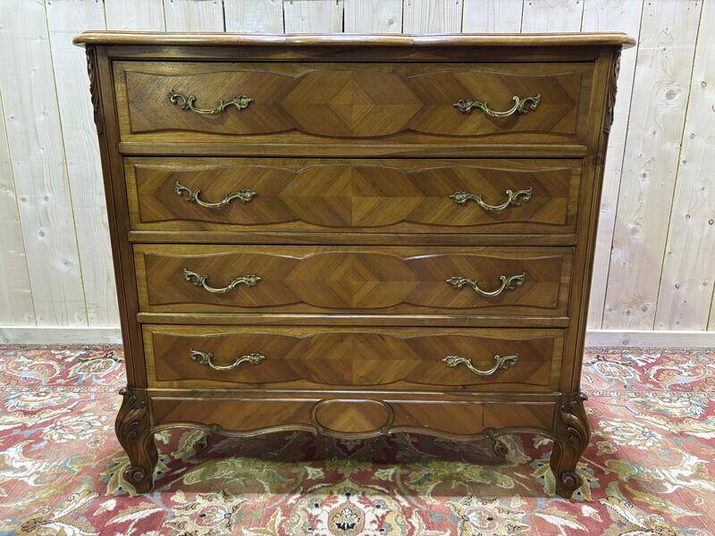 Commode en noyer de style Louis XV / rocaille