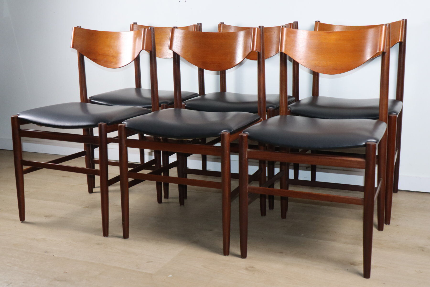 Set of 6 Gianfranco Frattini chairs in teak and black skai – 1960s