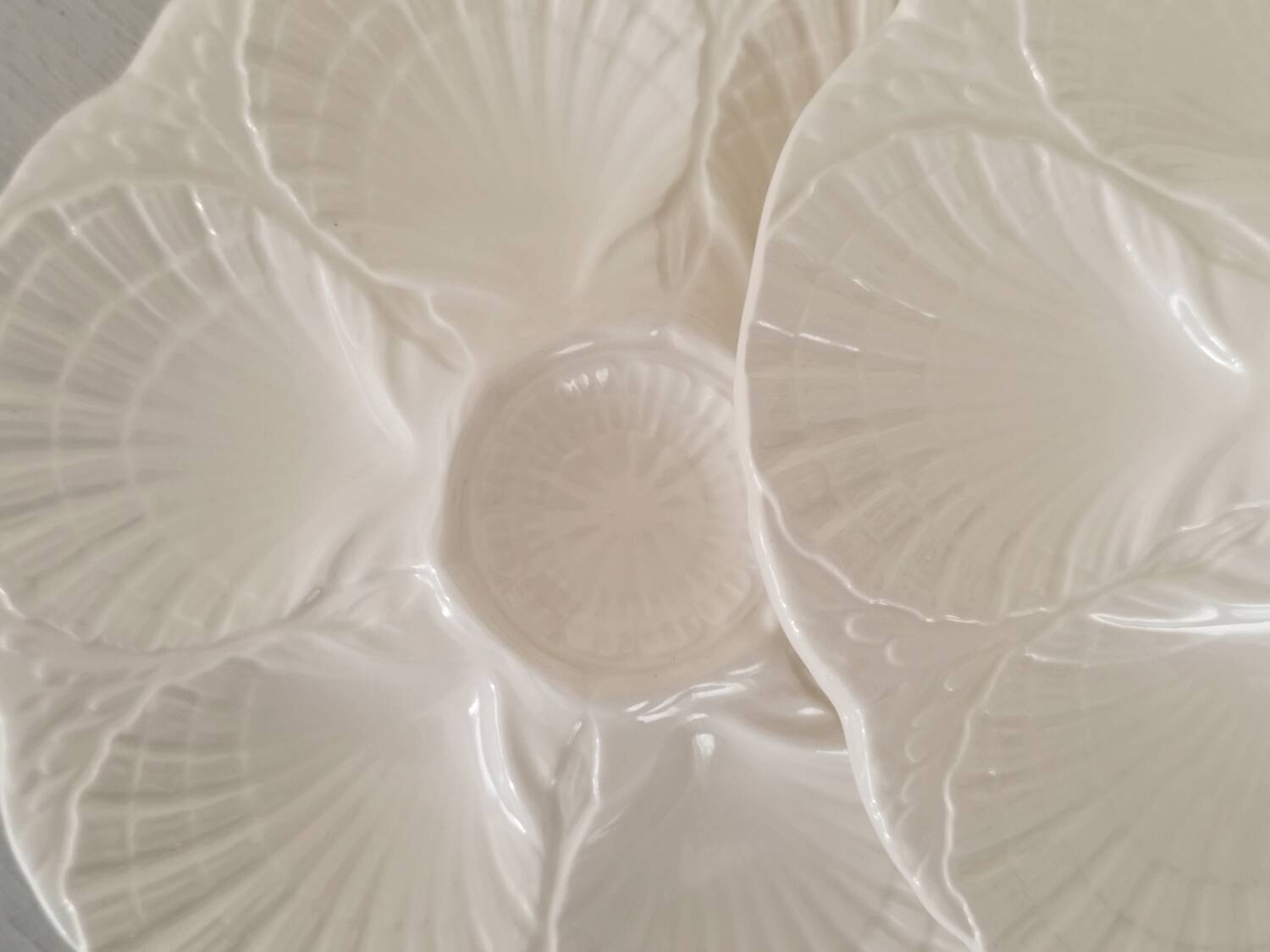 Oyster service dish and 6 plates barbotine earthenware sarreguemines ecru vintage