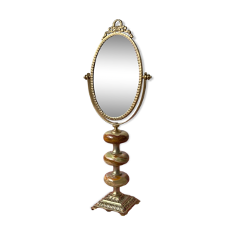 The small psyche mirror on foot in brass and onyx.