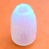 Vase verre opalescent en forme d' urne  Décor de feuillages et de baies