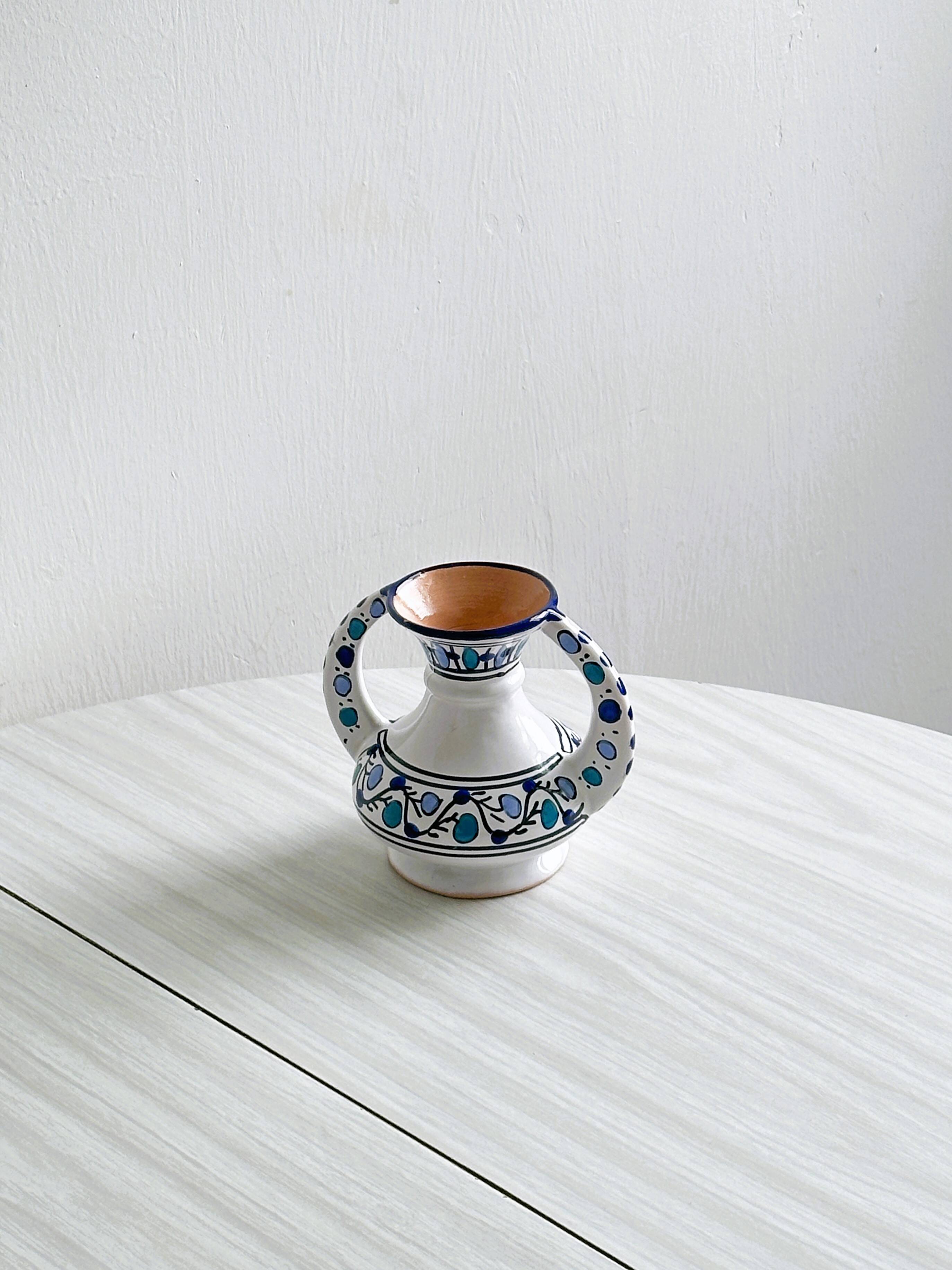 Petit vase peint à la main style Maghrébin.