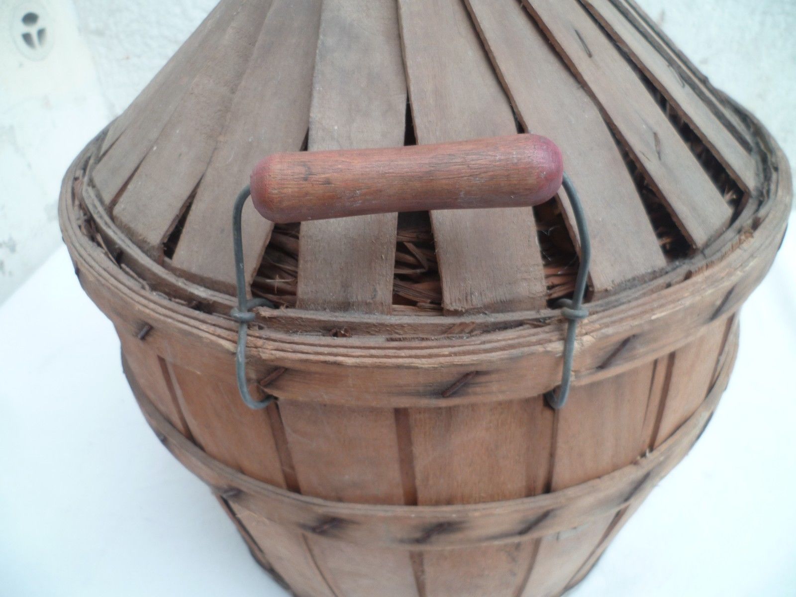 Old lady jeanne 10 liters in wood and straw