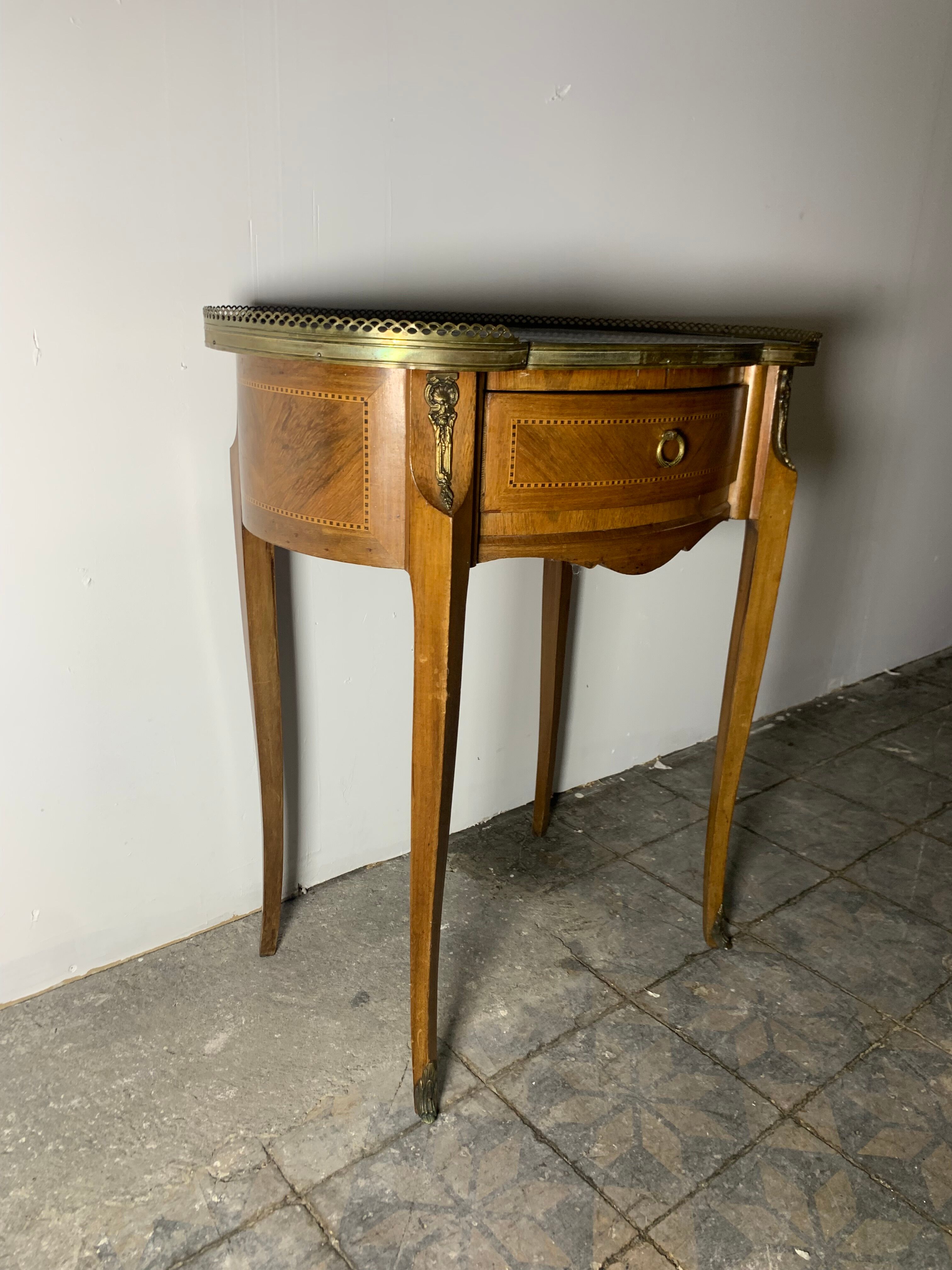 Kidney table transition style, side cabinet small chest of drawers.