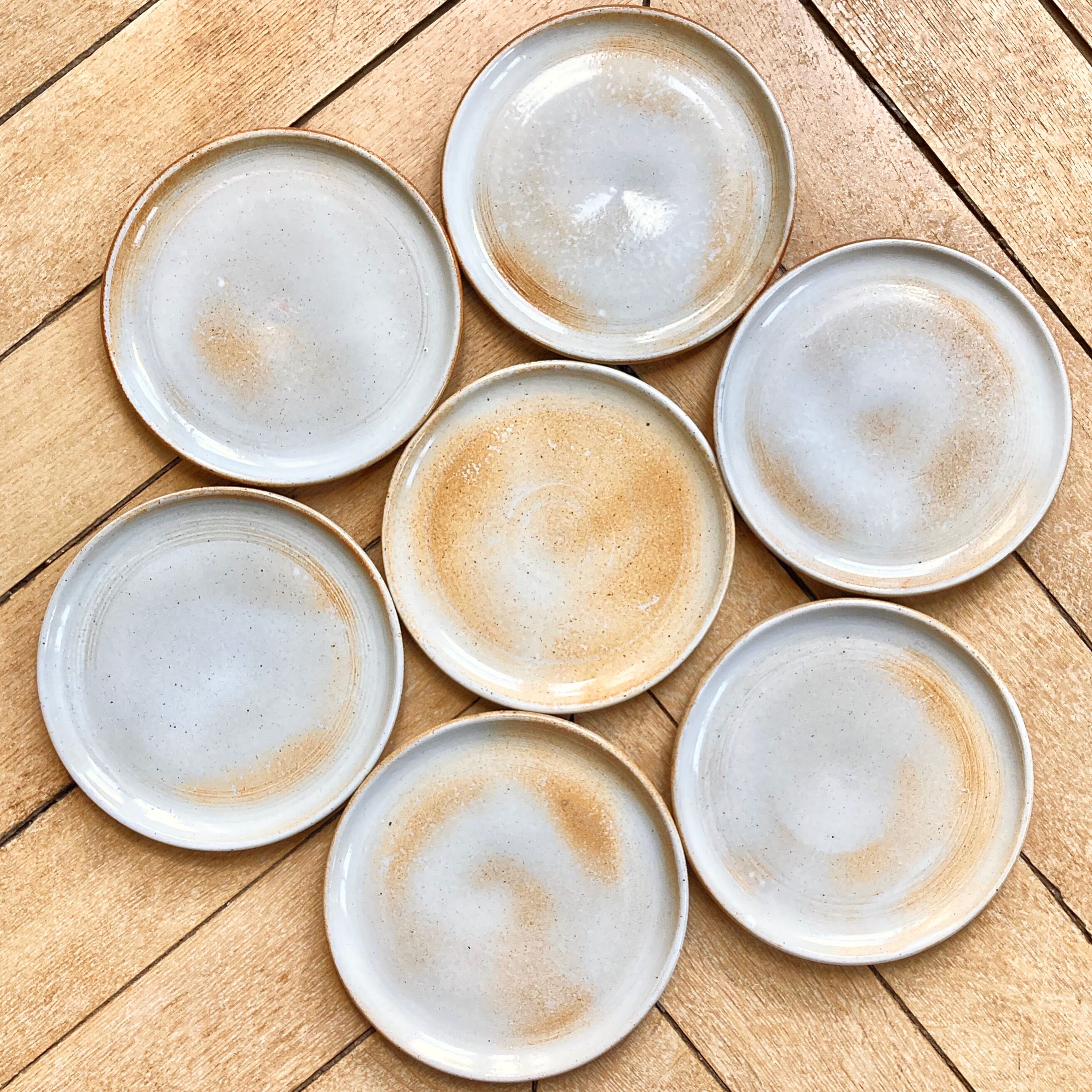 7 assiettes à dessert en grès