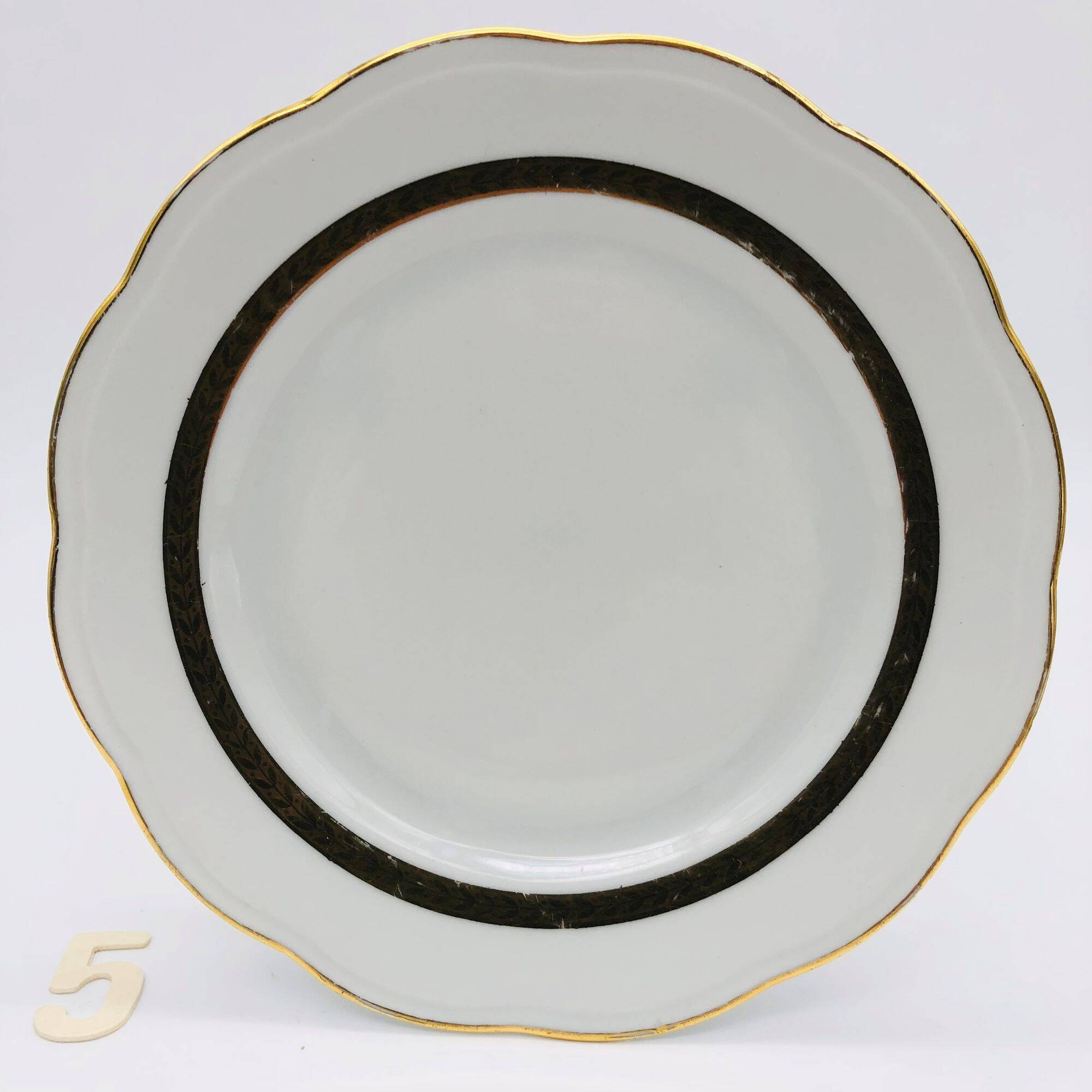6 dessert plates. In S.F.P. Limoges porcelain.