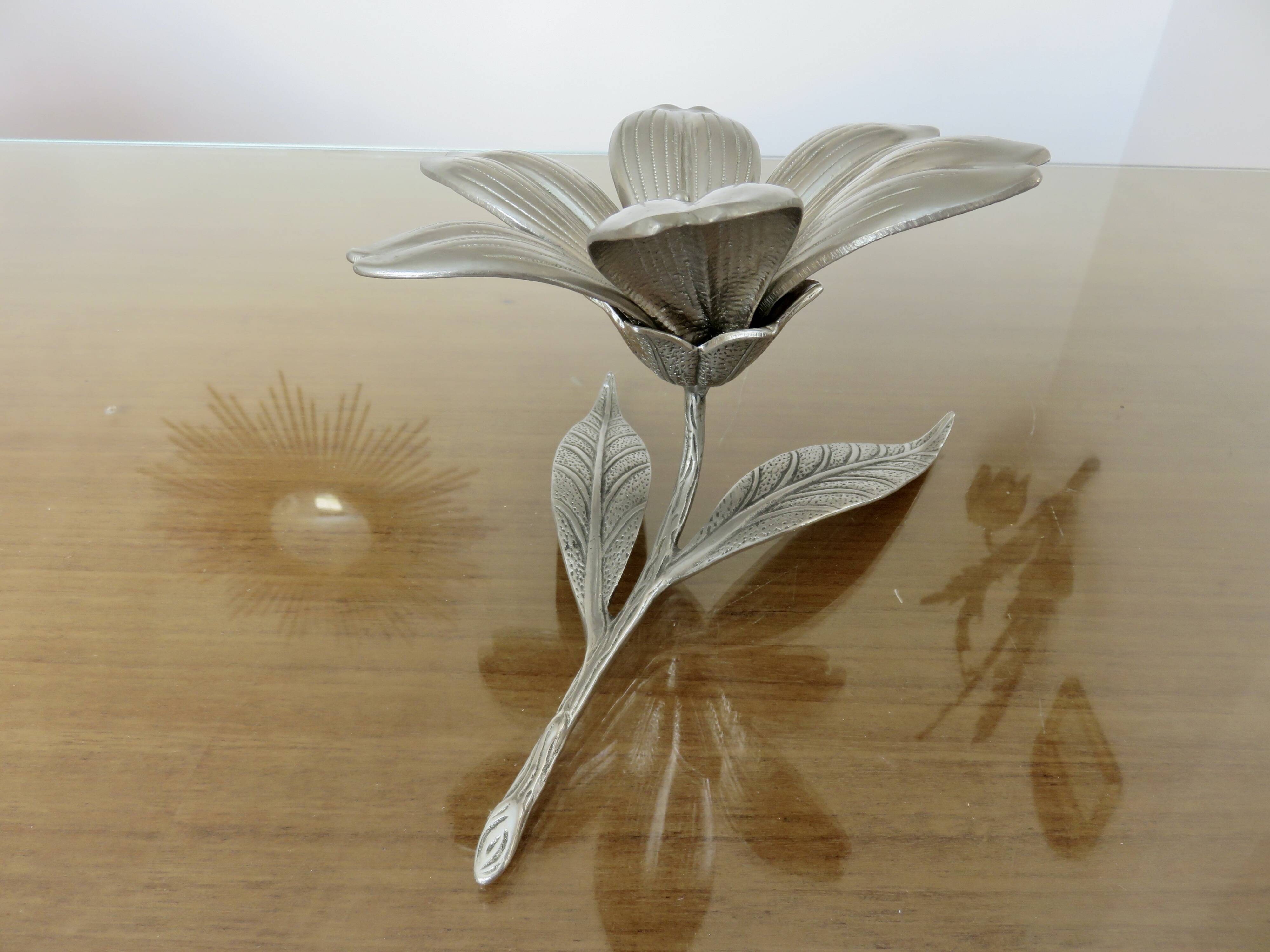 Flower ashtray in silver metal from the 60s and 70s