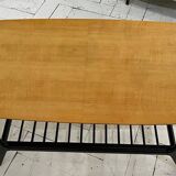Table basse années 50 en bois laqué noir et plateau bois clair