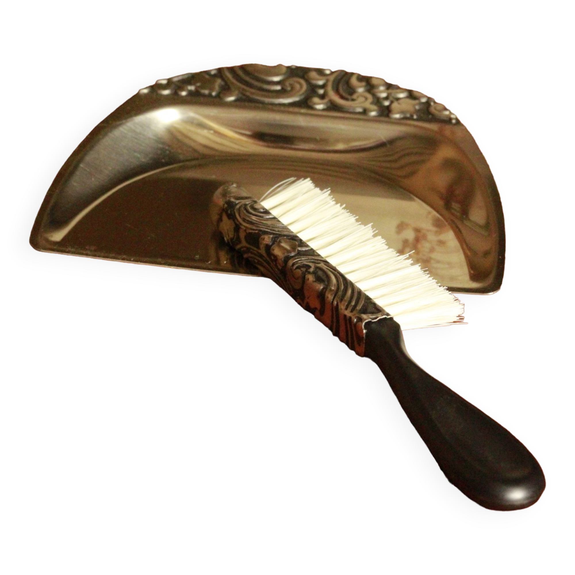 Shovel picks up crumbs