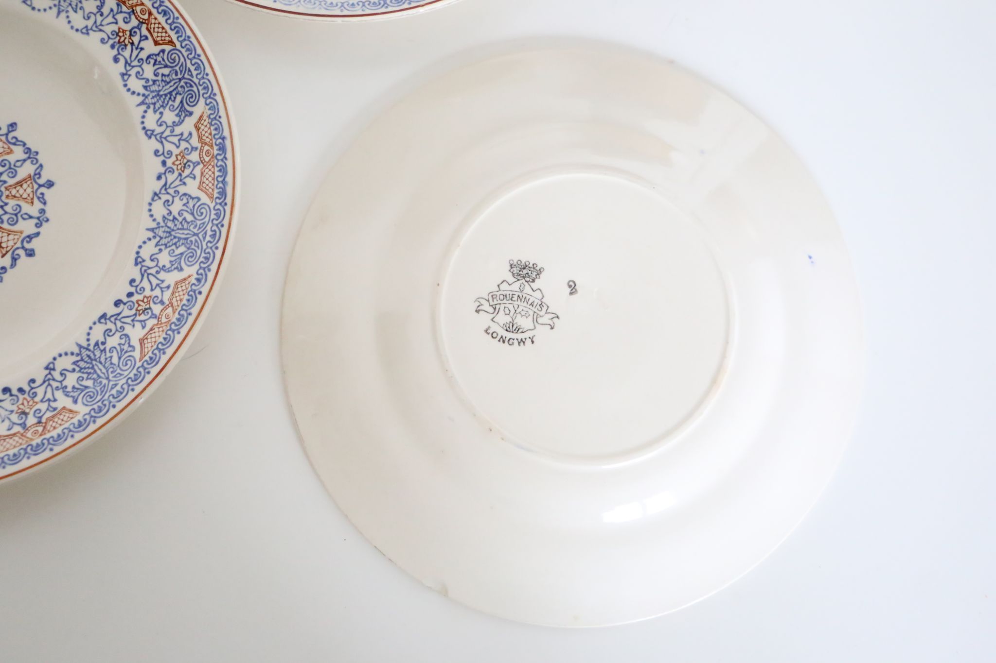 Set of 9 flat plates of Longwy Rouennais motif