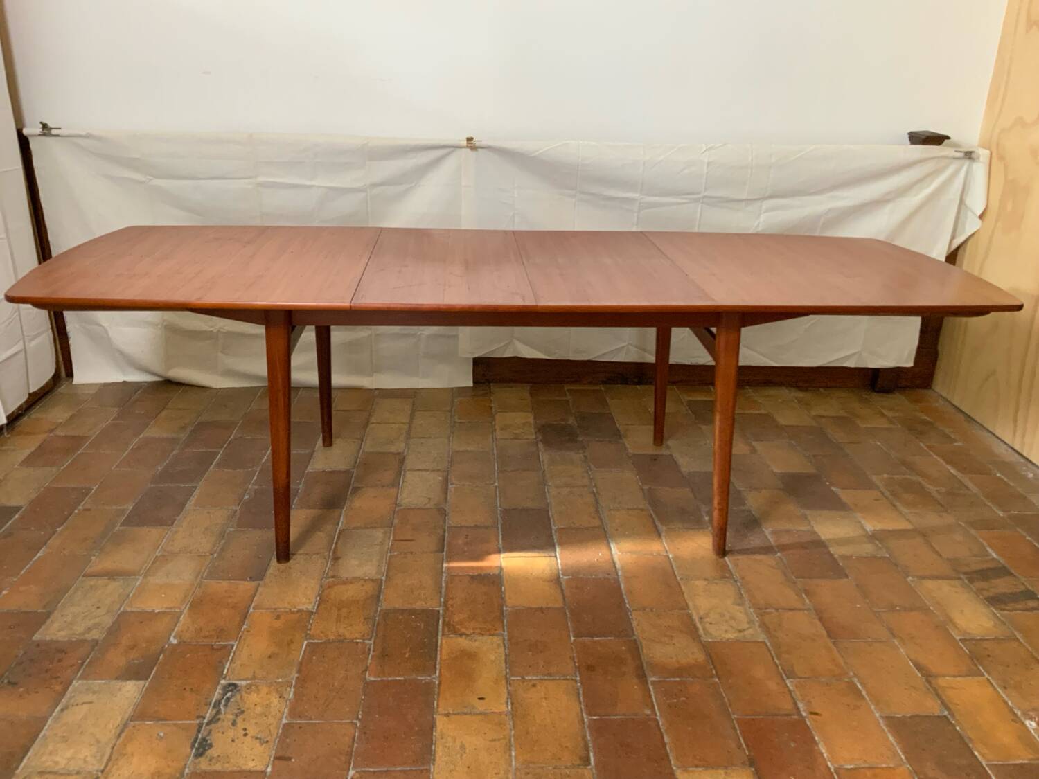 Extendable dining table