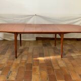 Extendable dining table