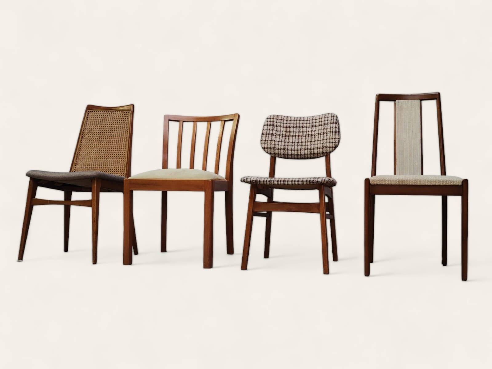 Quatre chaises de table de salle à manger Mid Century