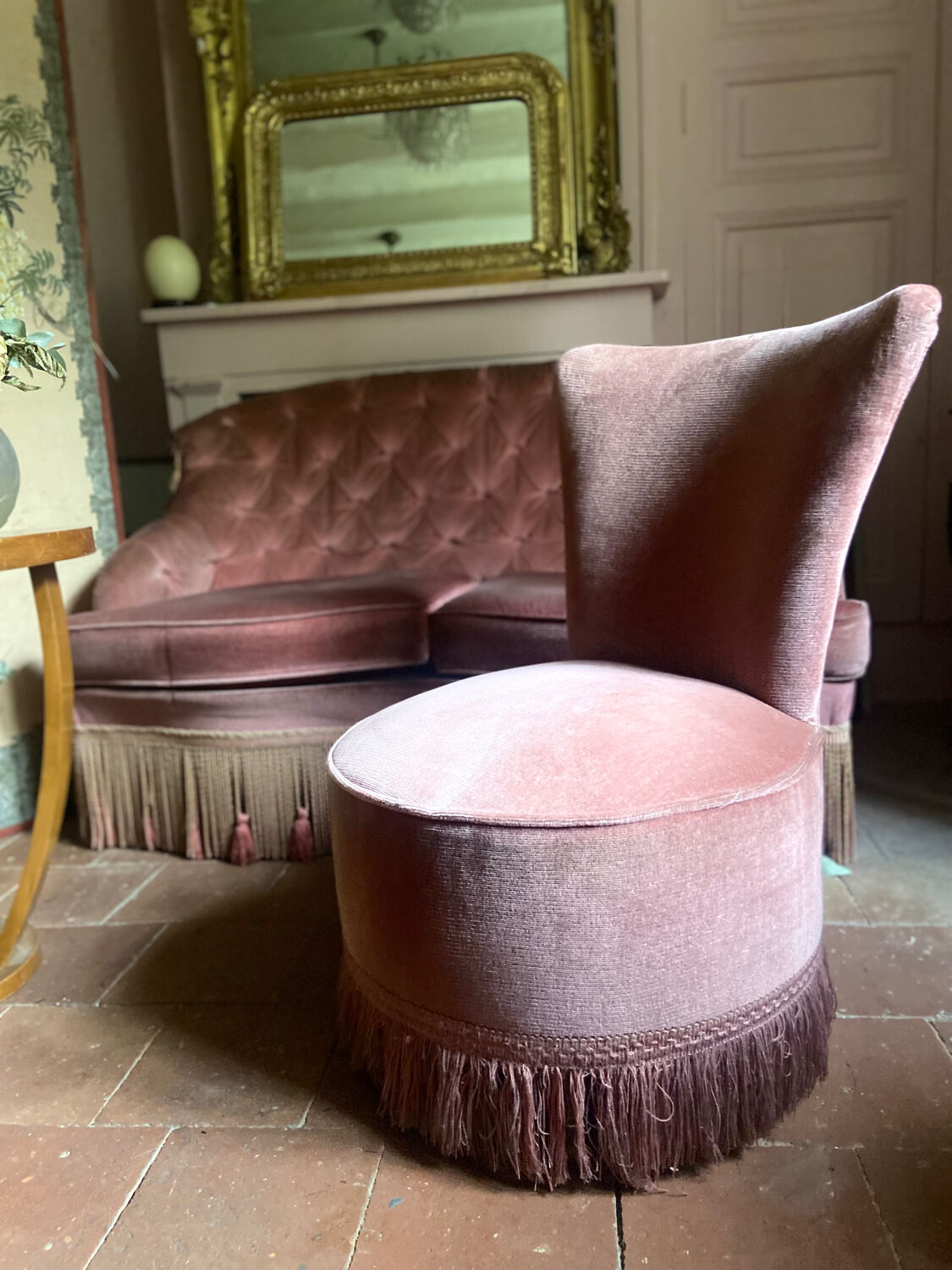 Small old toad armchair in old pink velvet