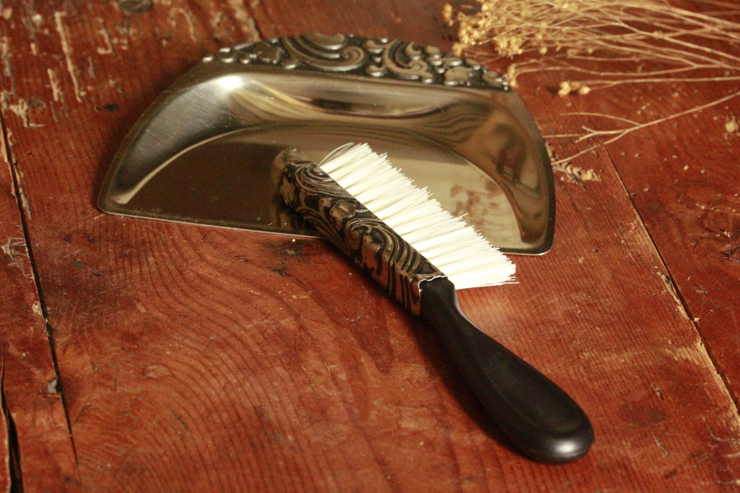 Shovel picks up crumbs