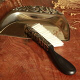 Shovel picks up crumbs