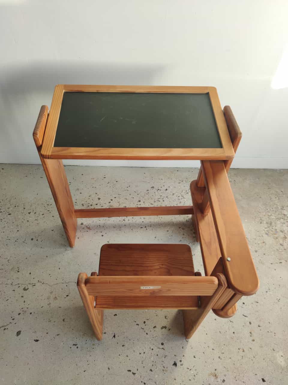 Foldable pine children's desk
