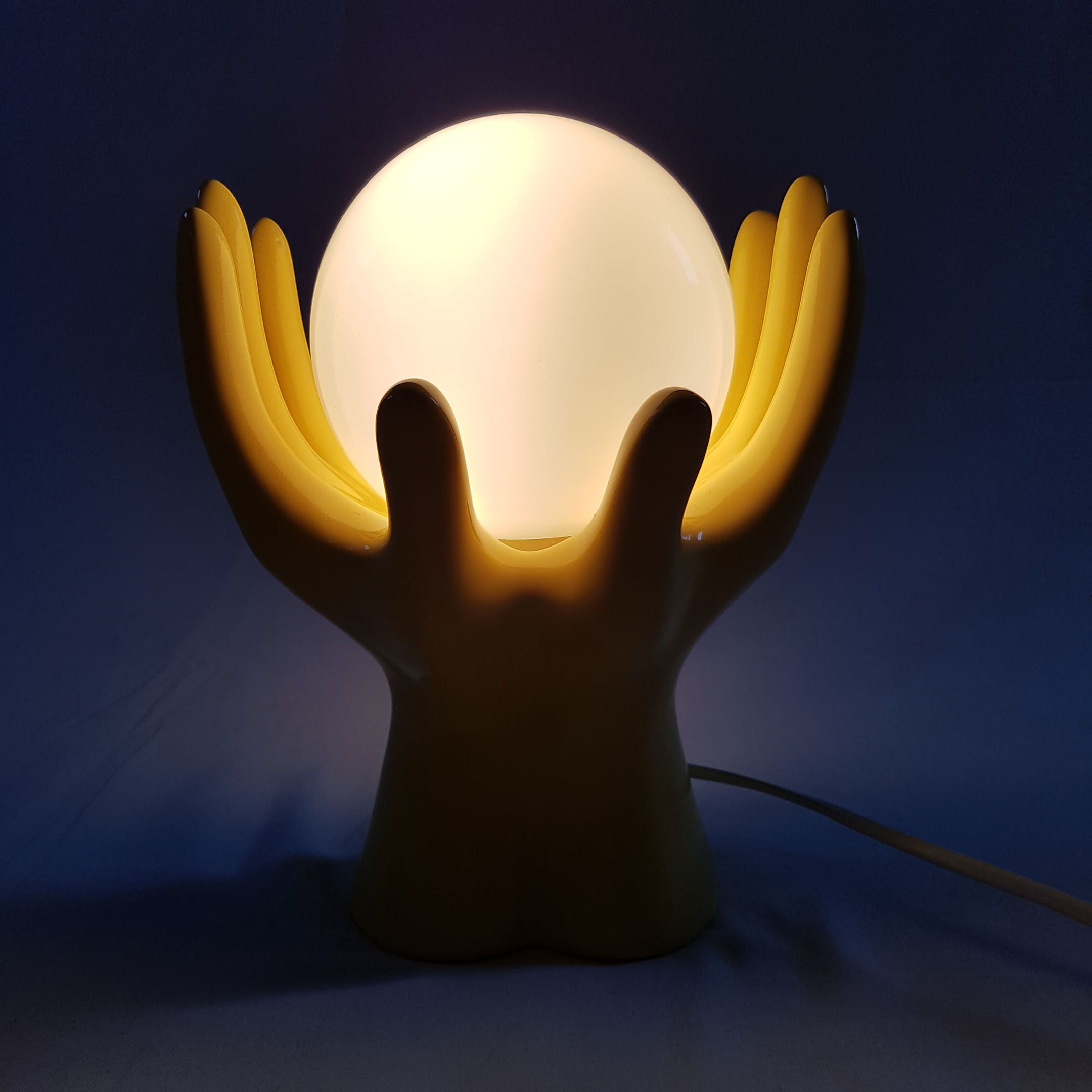 Lamp 2 hands holding a globe ceramic 70