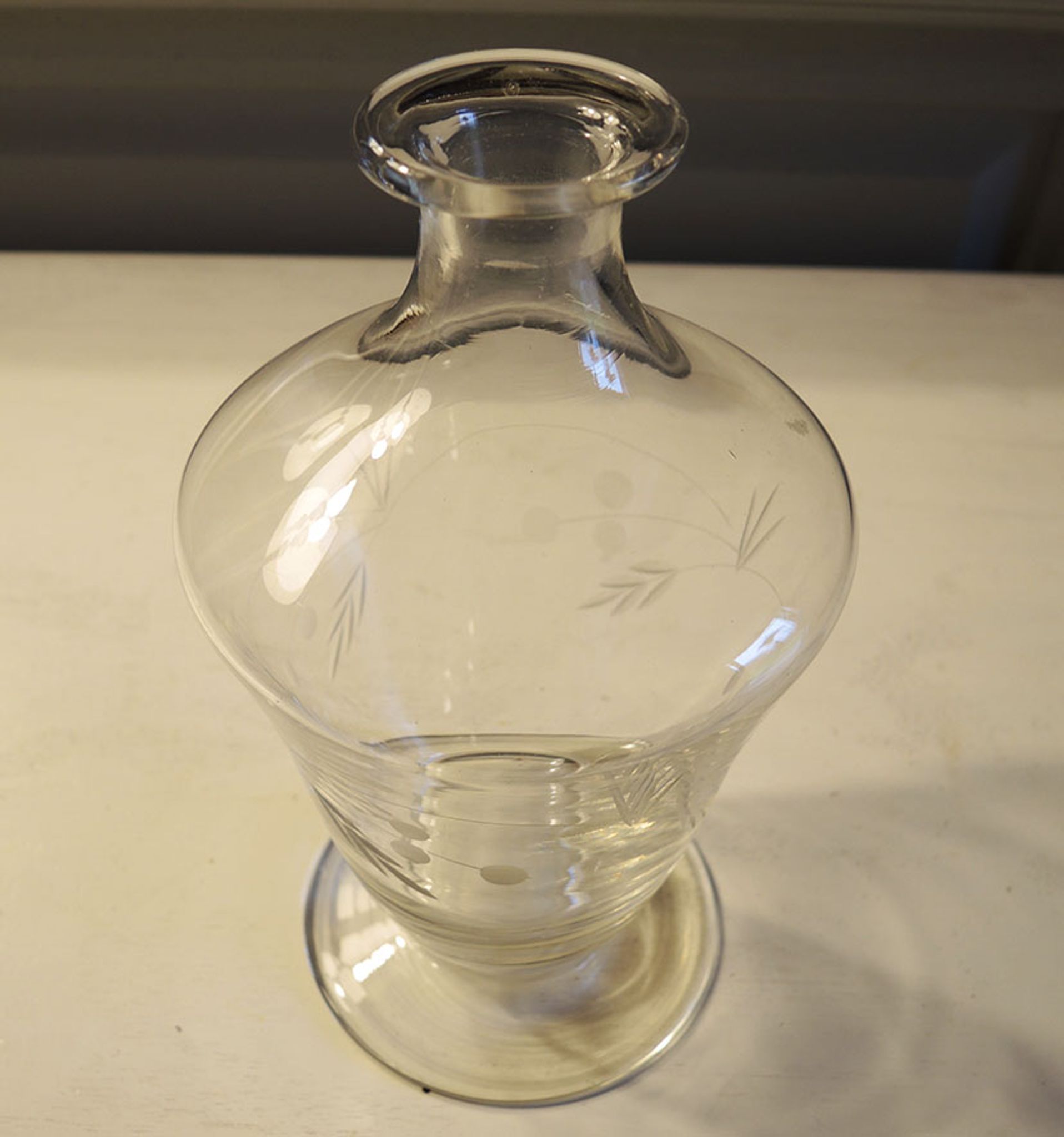 Ancienne carafe en verre gravé décor végétal