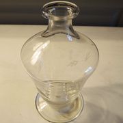 Ancienne carafe en verre gravé décor végétal