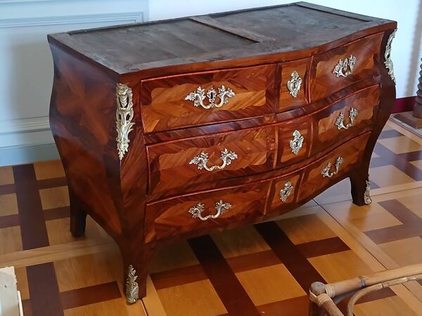 Commode  en marqueterie bois époque Louis XV estampillée Léonard Boudin