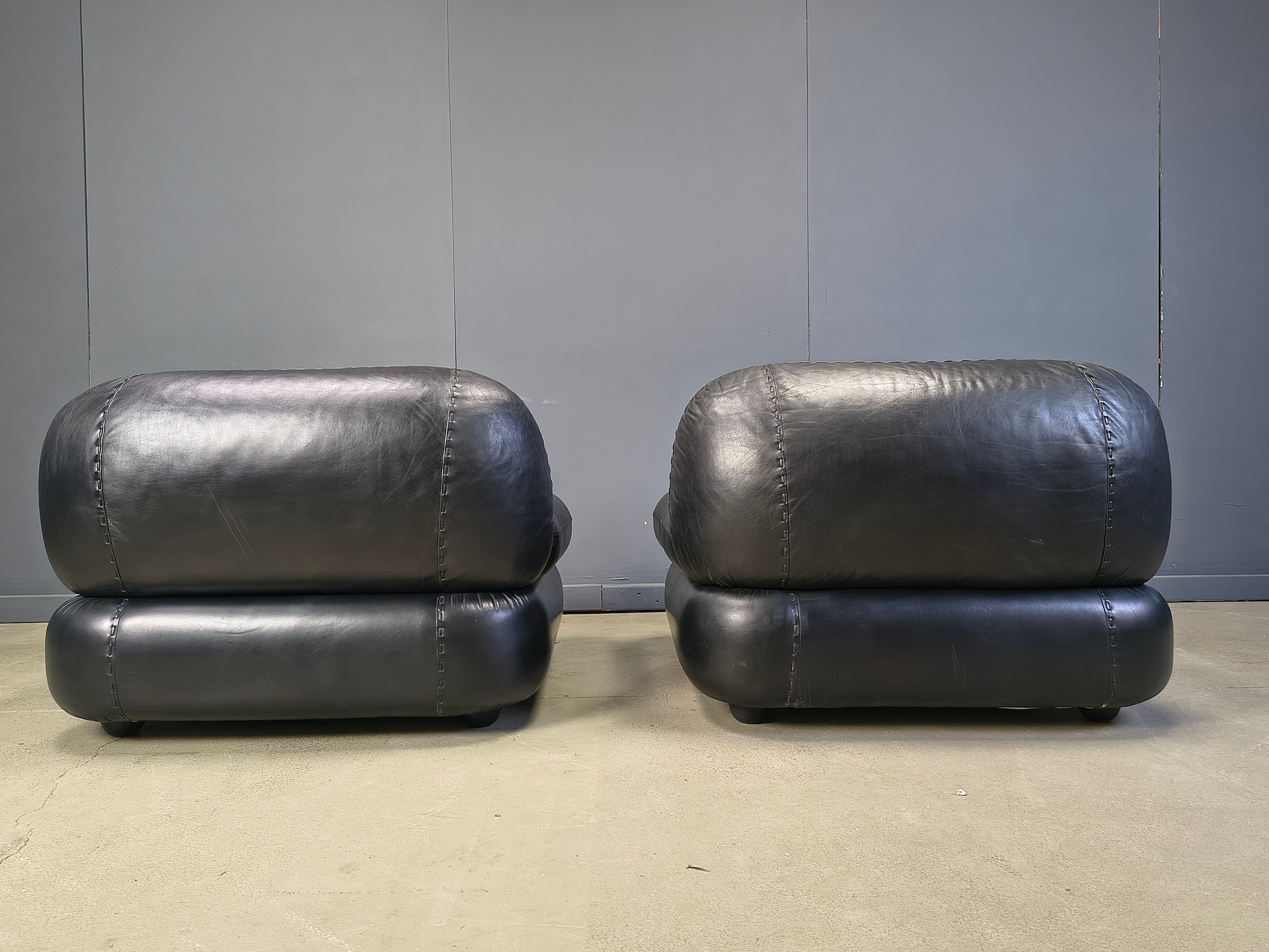 Set of black leather lounge chairs by Sapporo for Mobil Girgi, 1970s