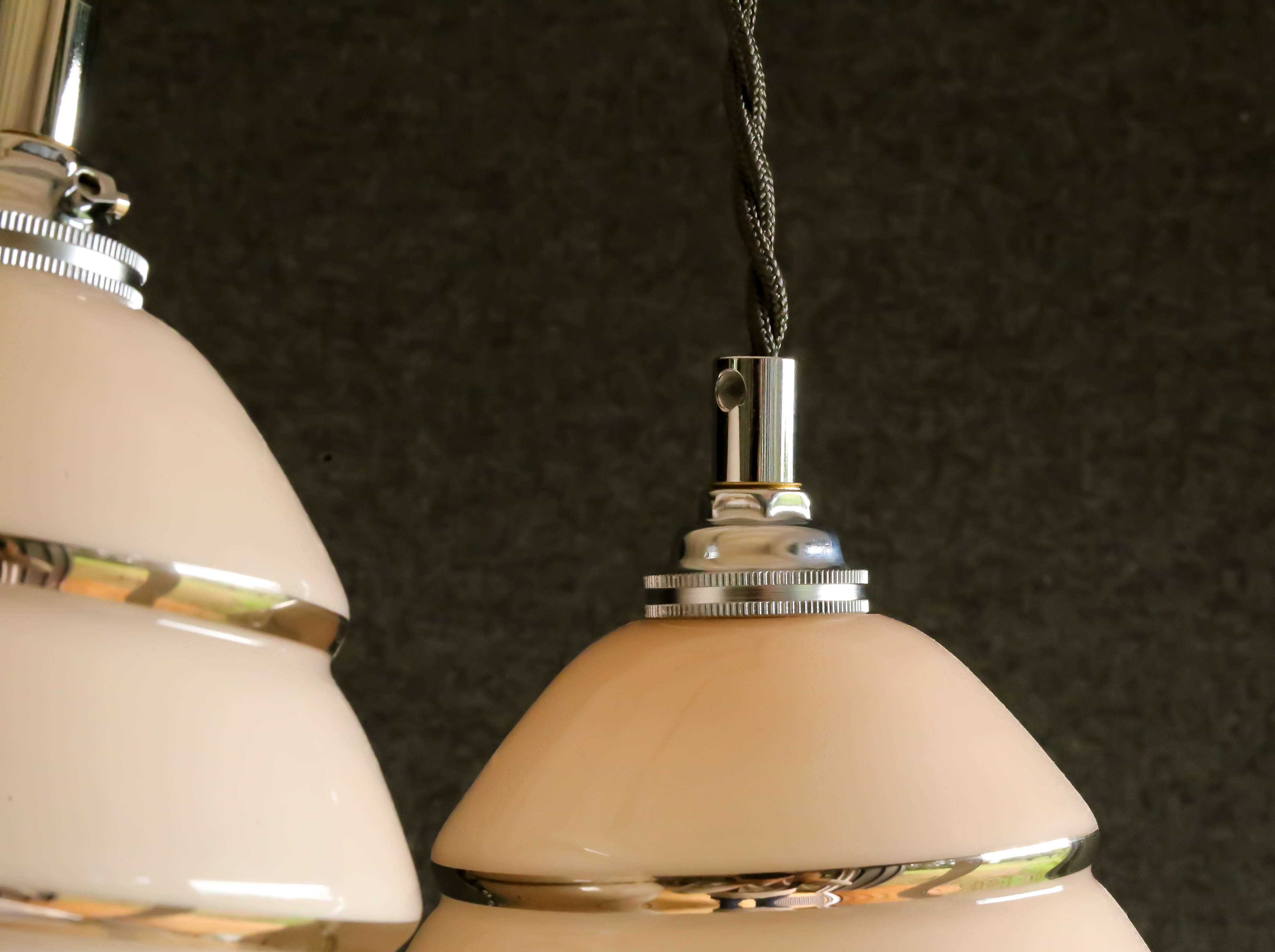 Set of 2 pink glass pendant lamps with silver threads