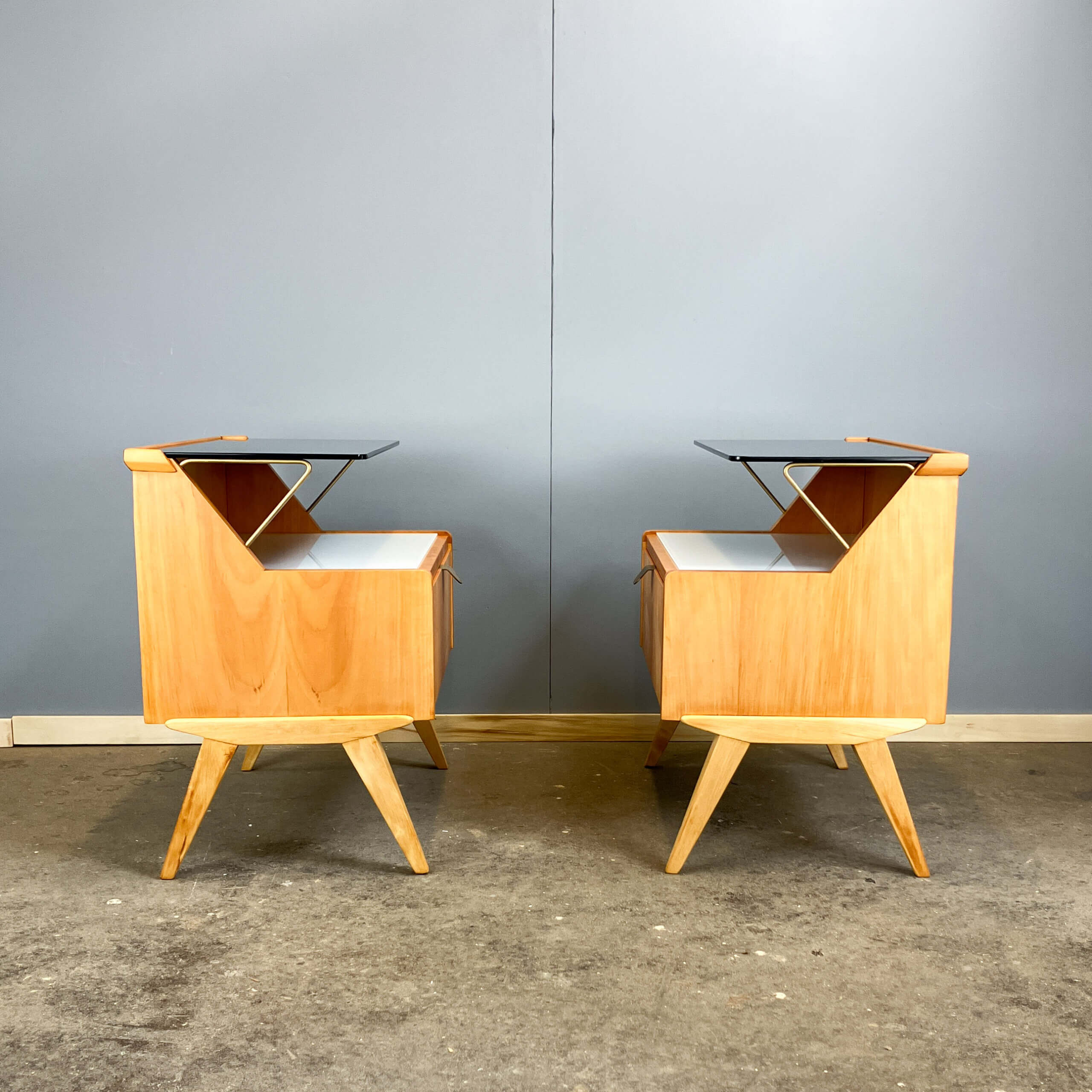 2 tables de chevet par WK Möbel avec des plateaux en verre noir et blanc, en bois de poirier, années 1950.