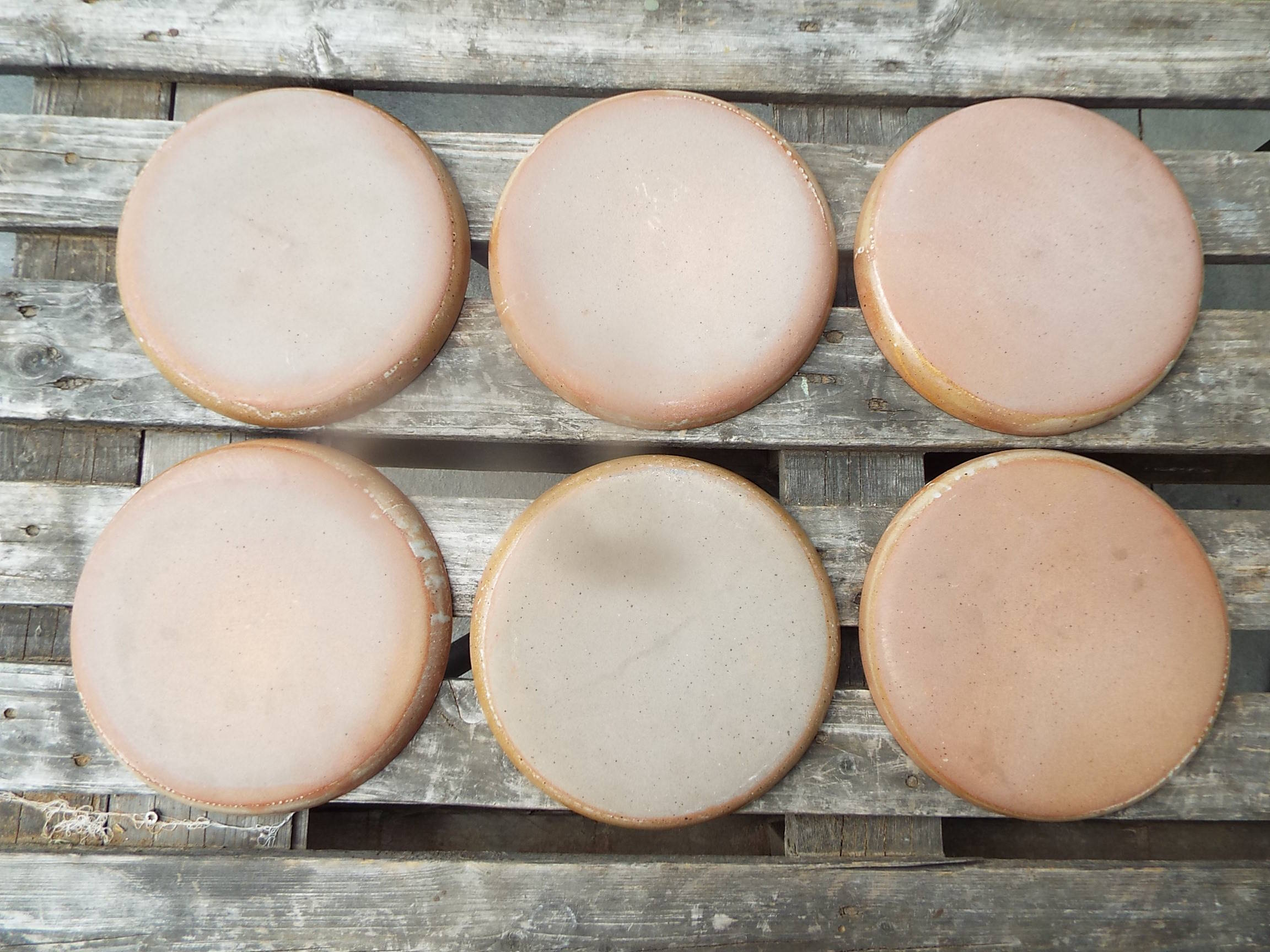 6 flat stoneware plates