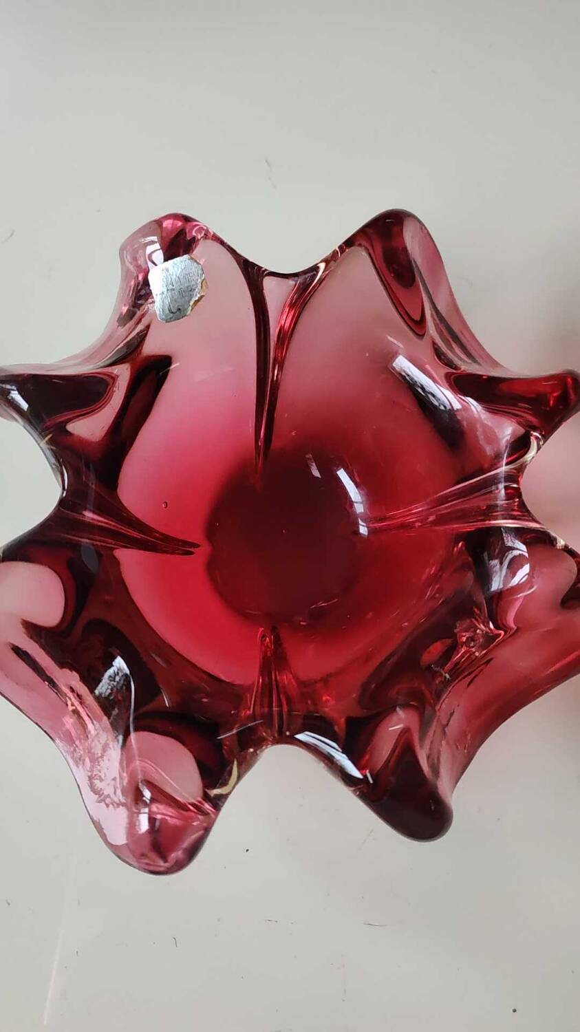 Floral/Corolla shaped pocket emptier. Murano Italy/Chambord by Fratelli Toso. In pink blown glass. Diam 18 cm