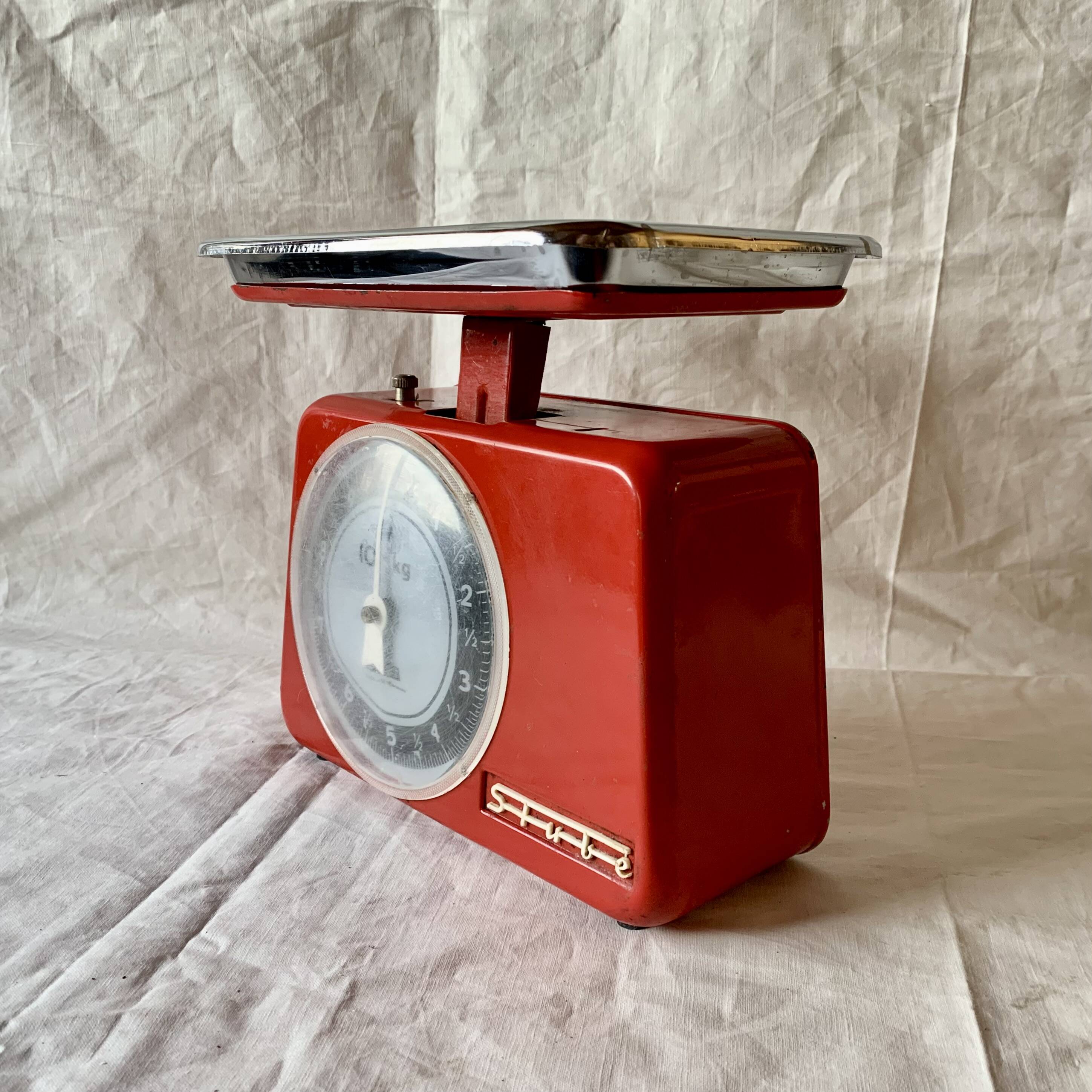 Stube vintage red lacquered metal kitchen scale - force 10