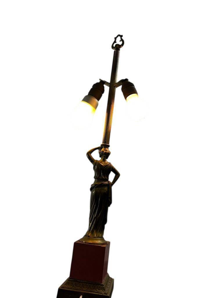 Lampe de table vintage Empire représentant une femme