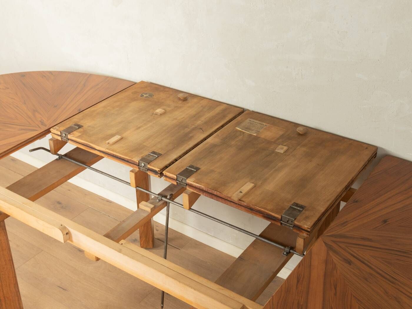 Elegant extendable dining table by Ruscheweyh, 1930s, walnut