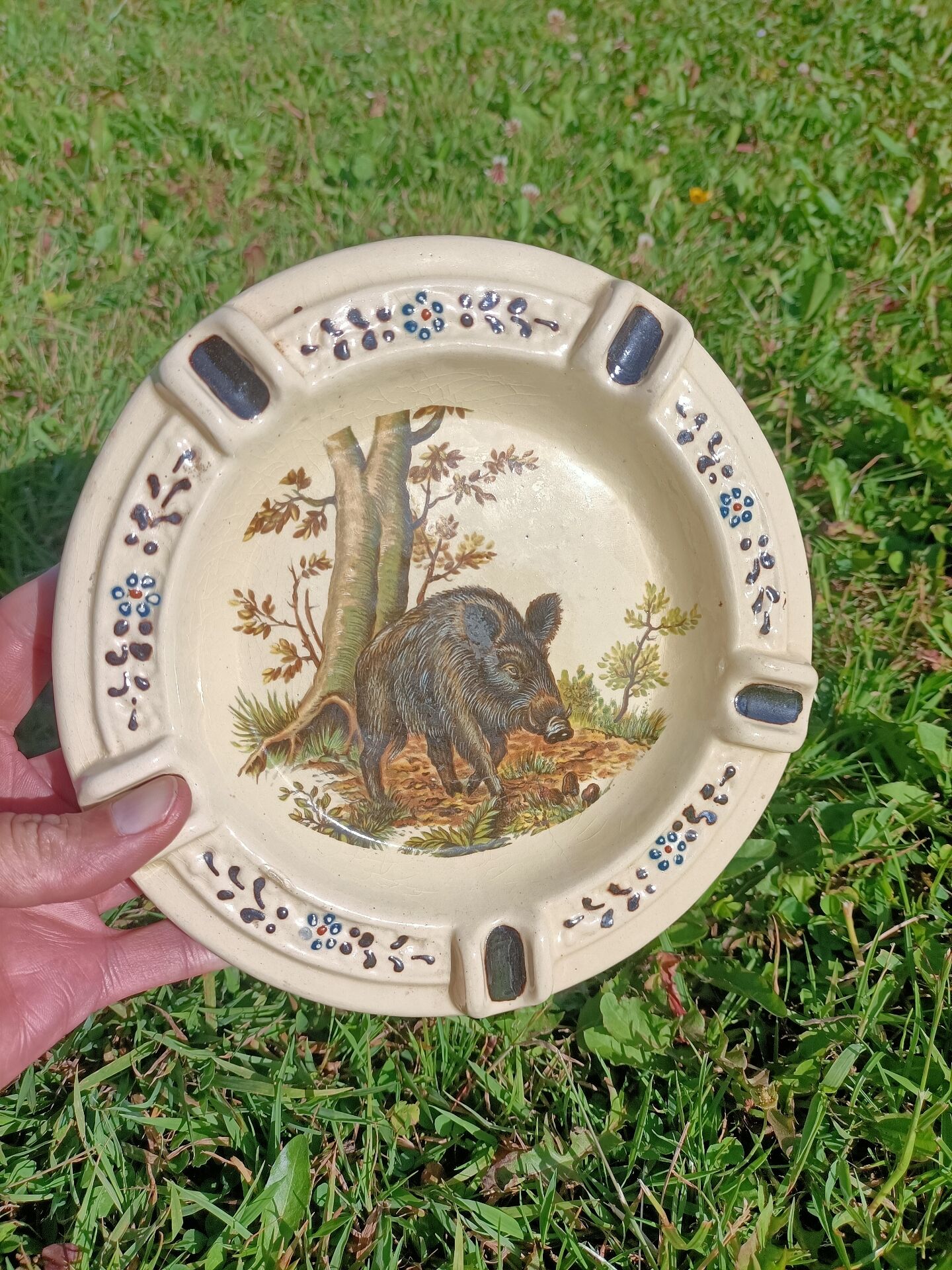 Large Ashtray Boar Hunting