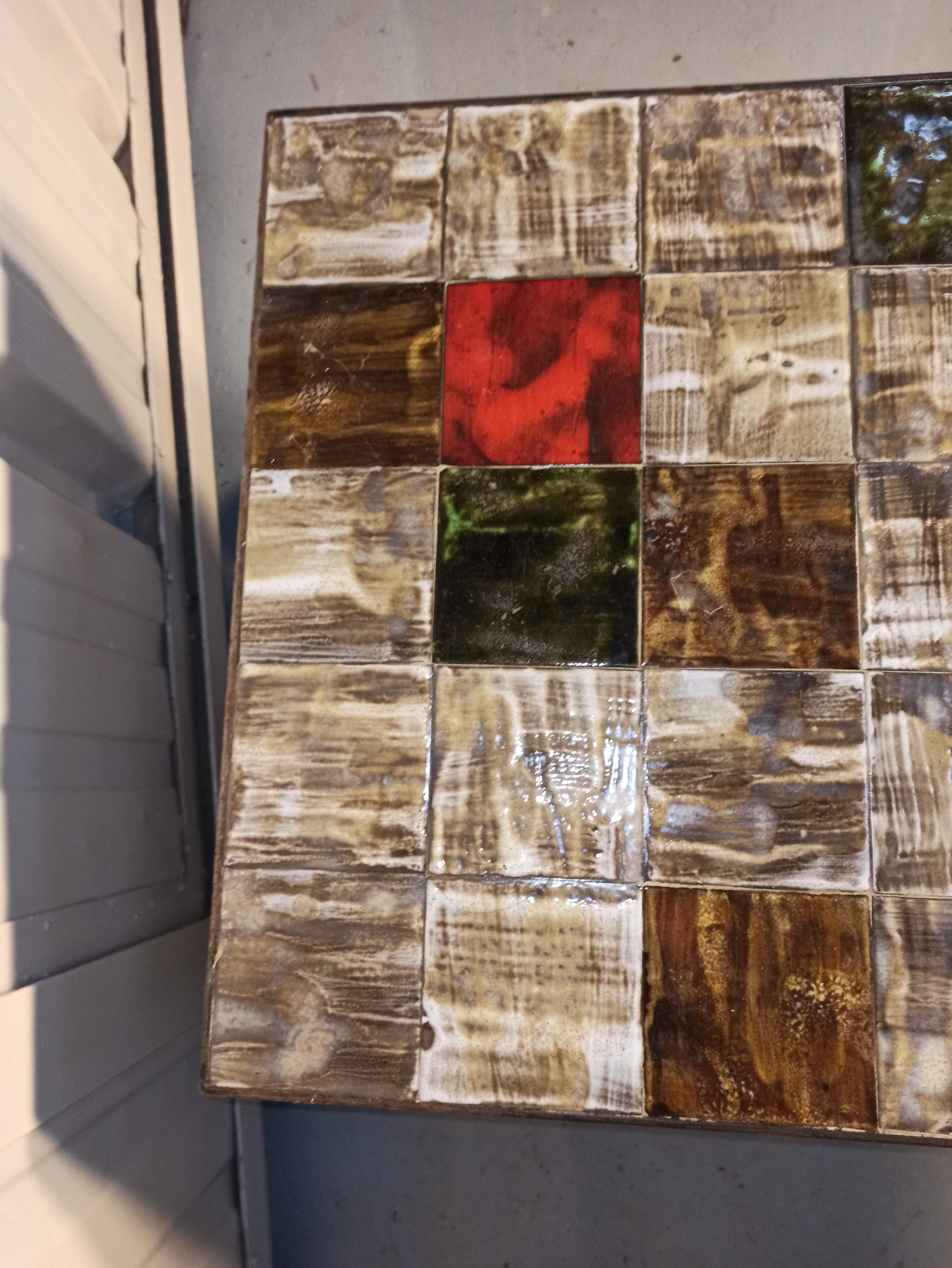 Base table in wrought iron thicken and tiled floor