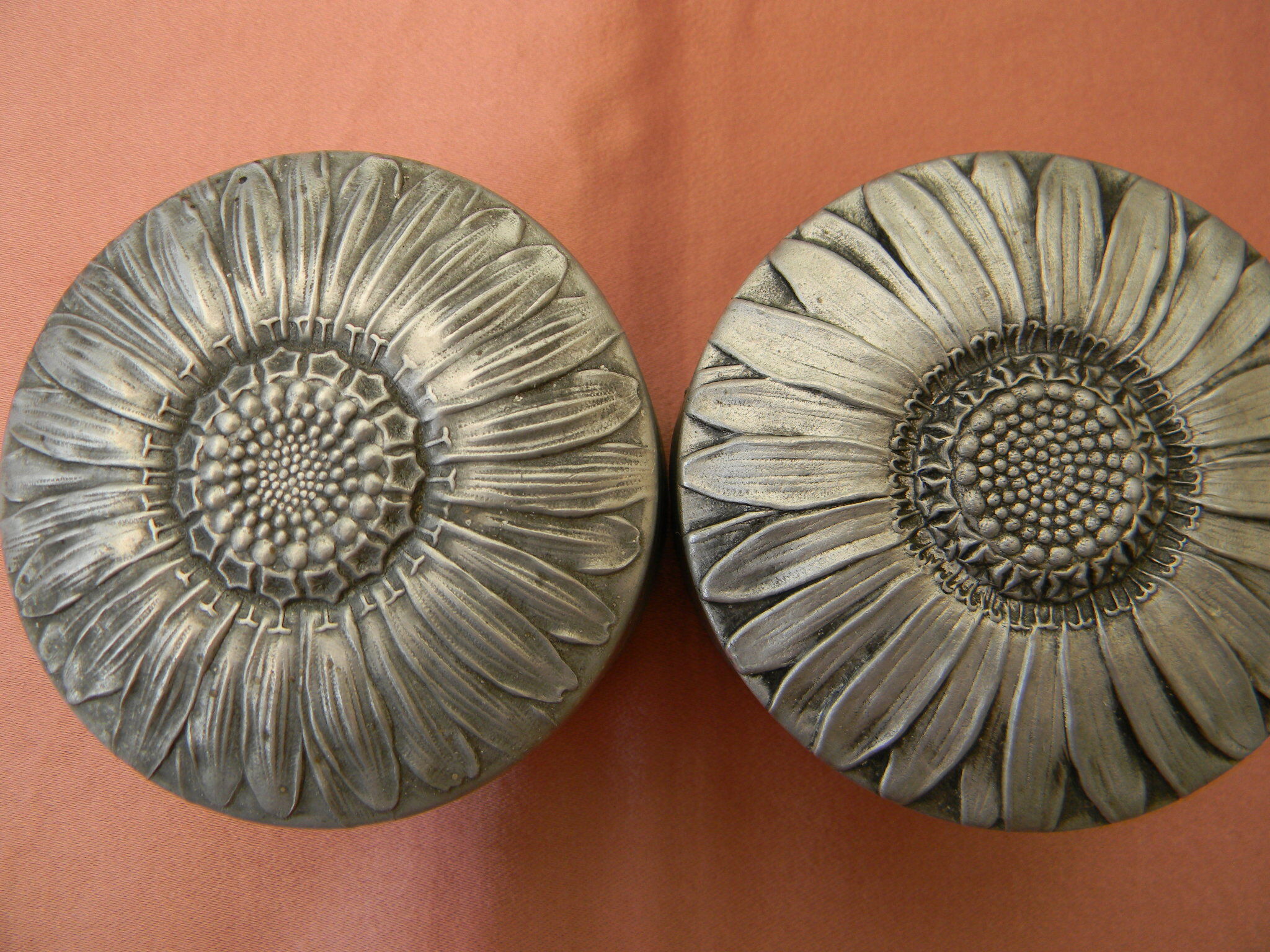 Lot de 2 boites à poudre Art Déco en alu
